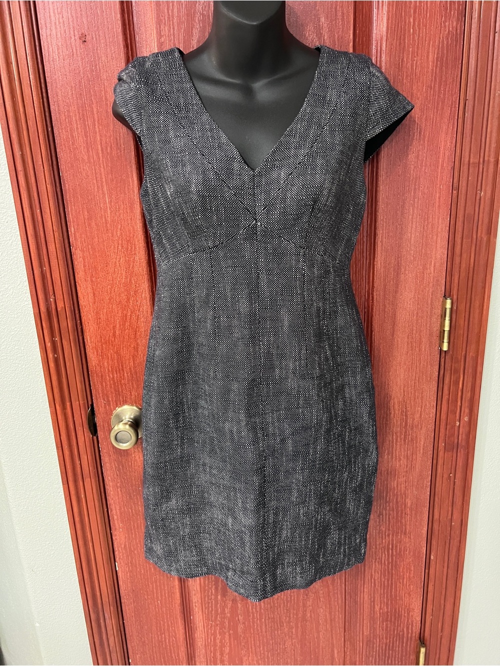 Banana Republic Dress 6P Petite Italian Fabric Black White Sheath Career V Neck